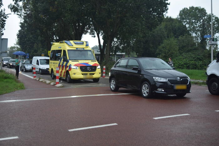 Fietser wijkt uit voor auto en komt ten val