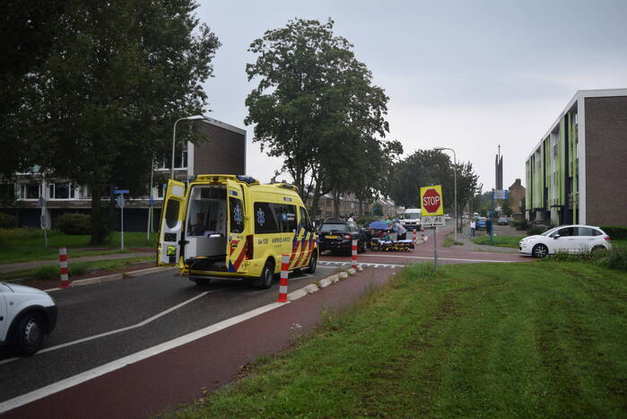 Fietser wijkt uit voor auto en komt ten val