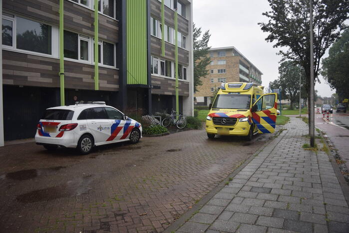 Fietser wijkt uit voor auto en komt ten val
