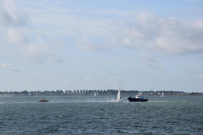 Zeiljacht uitgebrand op Oosterschelde