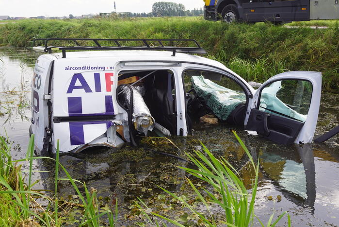 Bestelbus belandt zwaar beschadigd in sloot
