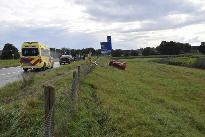 Automobilist belandt op zijkant naast afrit