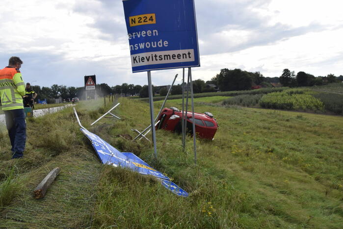 Automobilist belandt op zijkant naast afrit