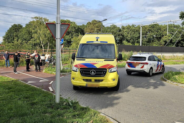 Twee maaltijdbezorgers botsen op fietspad