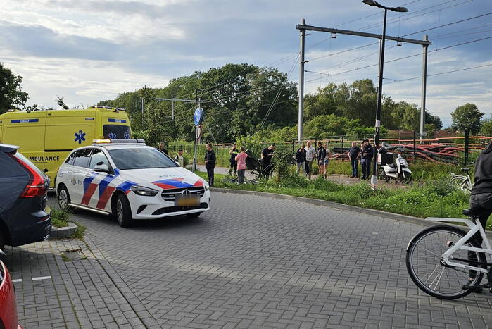Twee maaltijdbezorgers botsen op fietspad
