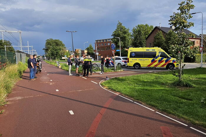 Twee maaltijdbezorgers botsen op fietspad
