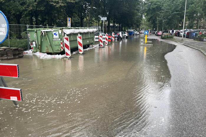 Straten onderwater door gesprongen hoofdleiding