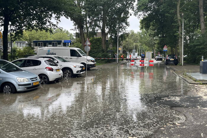 Straten onderwater door gesprongen hoofdleiding