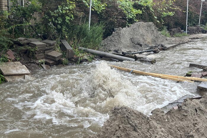 Straten onderwater door gesprongen hoofdleiding