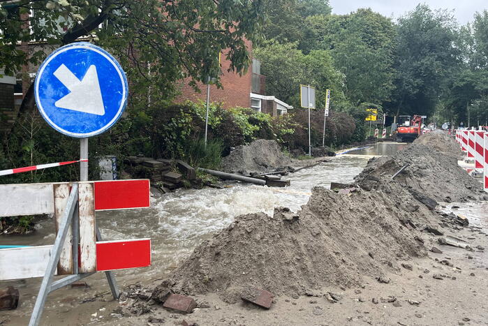 Straten onderwater door gesprongen hoofdleiding