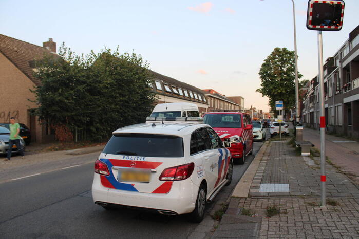 Man klimt op woning en gooit dakpannen naar hulpdiensten