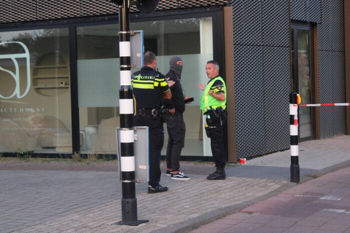 Man klimt op woning en gooit dakpannen naar hulpdiensten