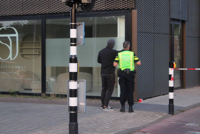 Man klimt op woning en gooit dakpannen naar hulpdiensten