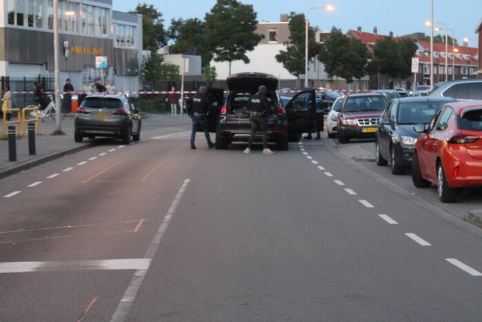 Man klimt op woning en gooit dakpannen naar hulpdiensten