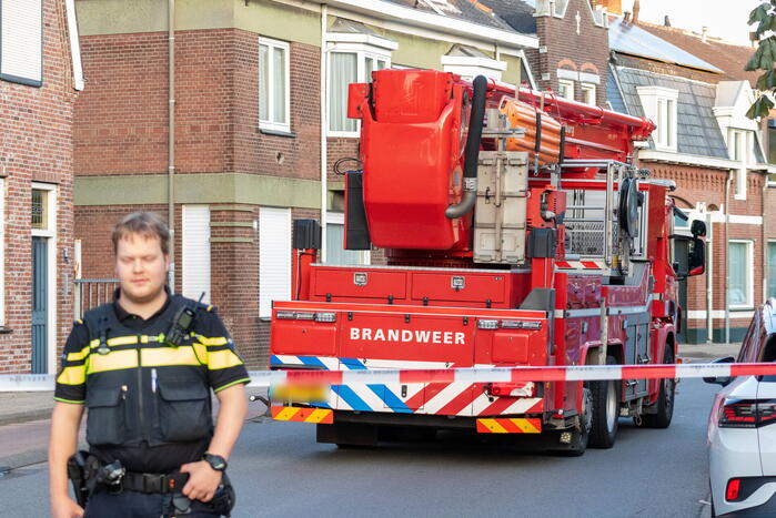 Man klimt op woning en gooit dakpannen naar hulpdiensten
