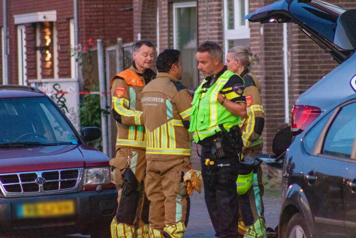 Man klimt op woning en gooit dakpannen naar hulpdiensten