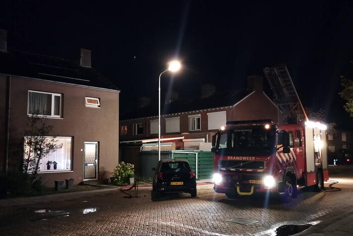 Felle brand in schuur achter woning