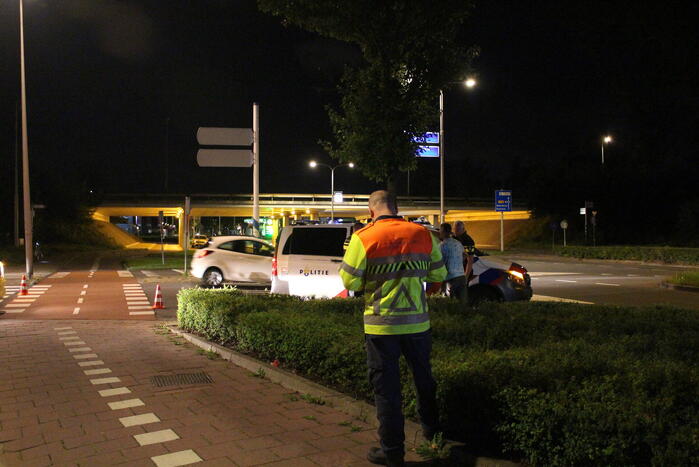 Botsing tussen brommer en politiebus