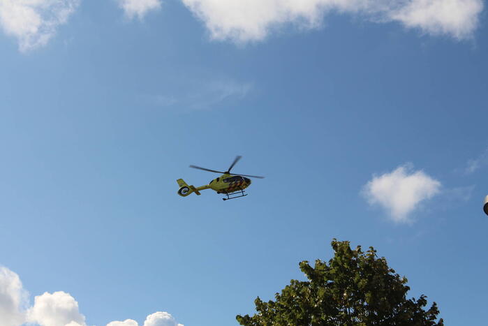 Traumahelikopter landt op basketbalveld voor medische noodsituatie