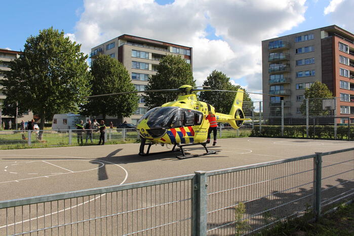Traumahelikopter landt op basketbalveld voor medische noodsituatie