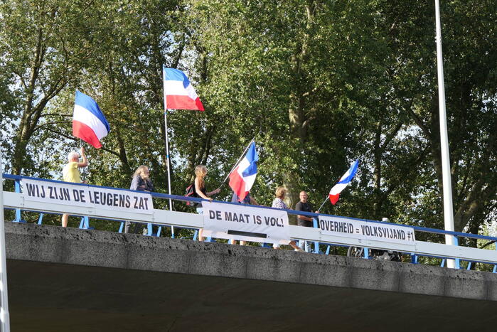 Demonstratie op viaduct