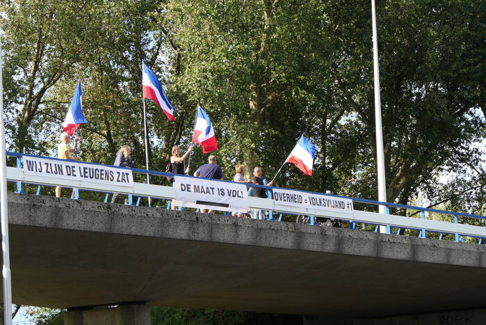 Demonstratie op viaduct