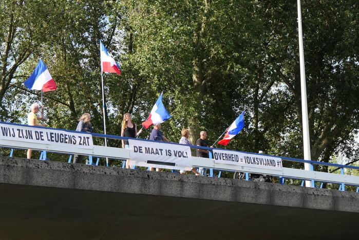 Demonstratie op viaduct