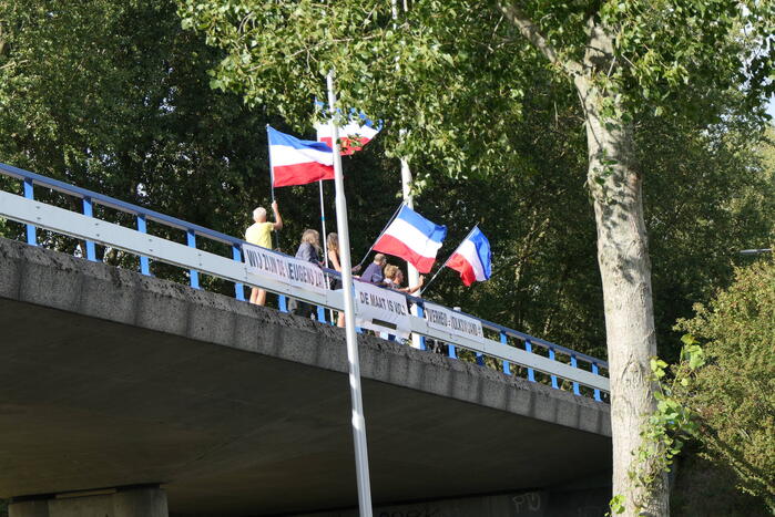 Demonstratie op viaduct