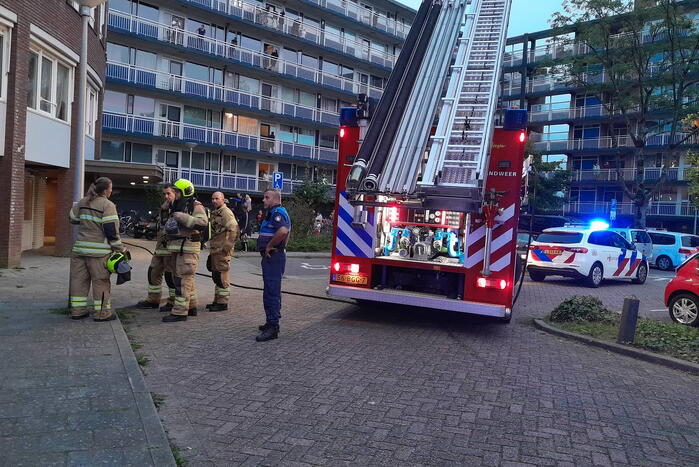 Bewoner ademt rook in bij keukenbrand in flat