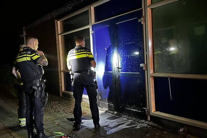 Deur in brand van oude gymzaal