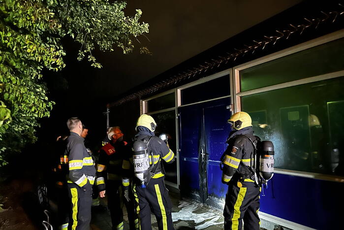 Deur in brand van oude gymzaal