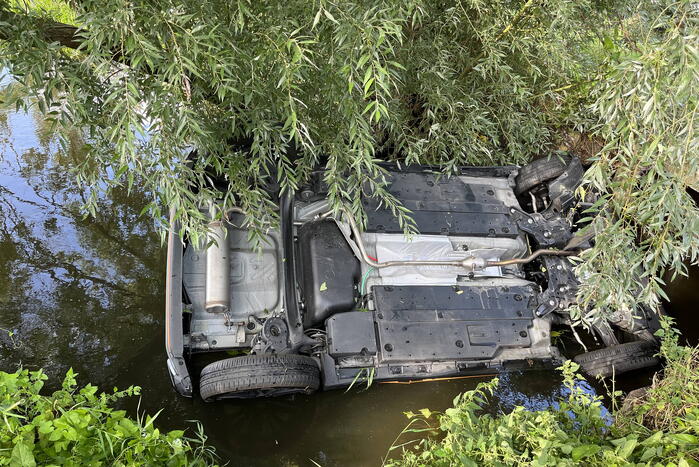 Voertuig belandt op zijn kop in een sloot
