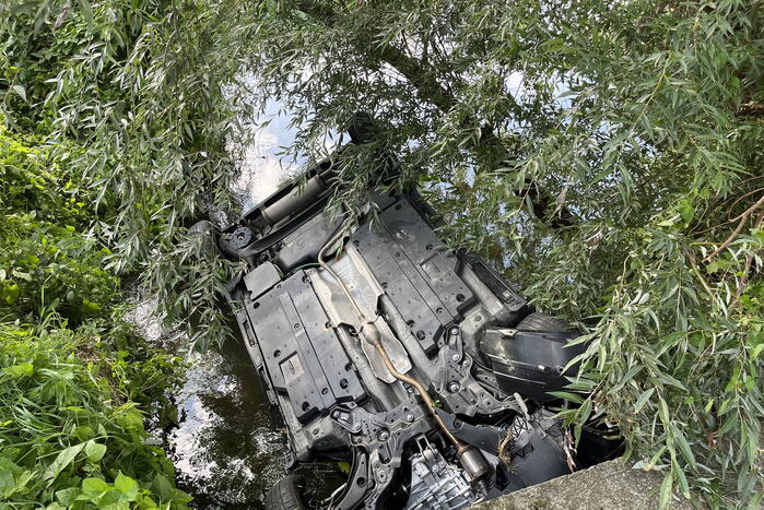 Voertuig belandt op zijn kop in een sloot