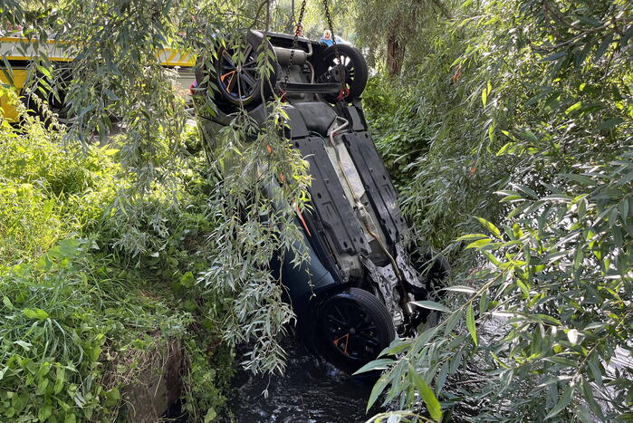 Voertuig belandt op zijn kop in een sloot