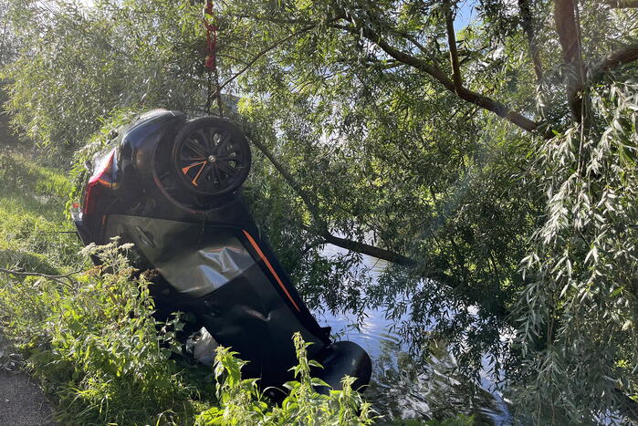 Voertuig belandt op zijn kop in een sloot