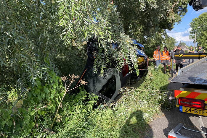 Voertuig belandt op zijn kop in een sloot