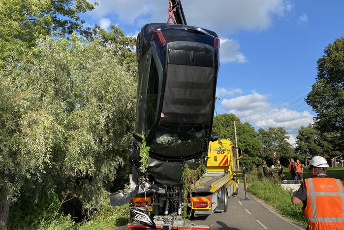 Voertuig belandt op zijn kop in een sloot