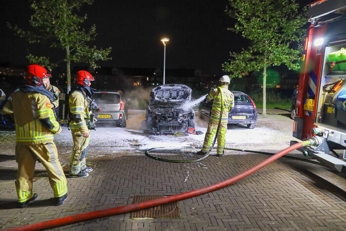 Personenauto zwaar beschadigd door brand
