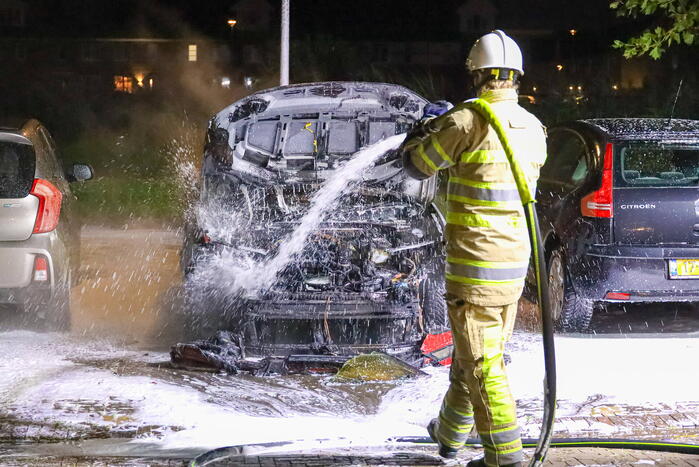 Personenauto zwaar beschadigd door brand