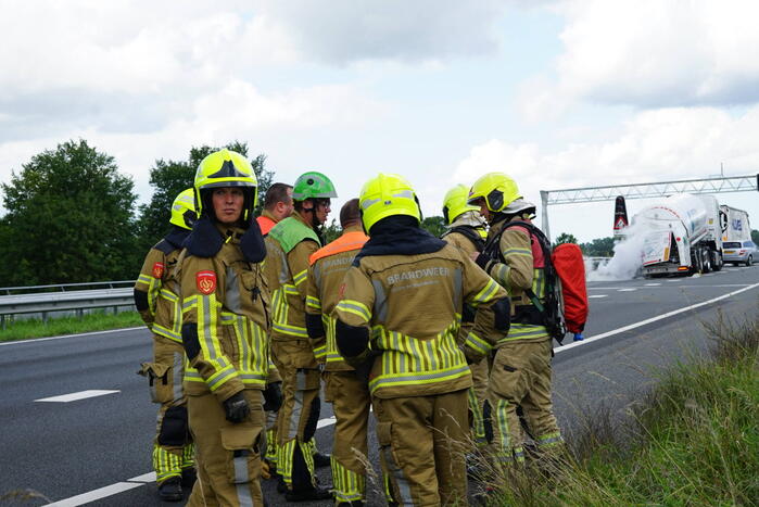Vrachtwagen botst achterop tankwagen, snelweg volledig afgesloten vanwege lekkage