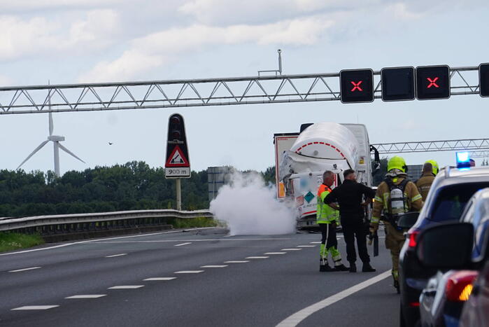 Vrachtwagen botst achterop tankwagen, snelweg volledig afgesloten vanwege lekkage