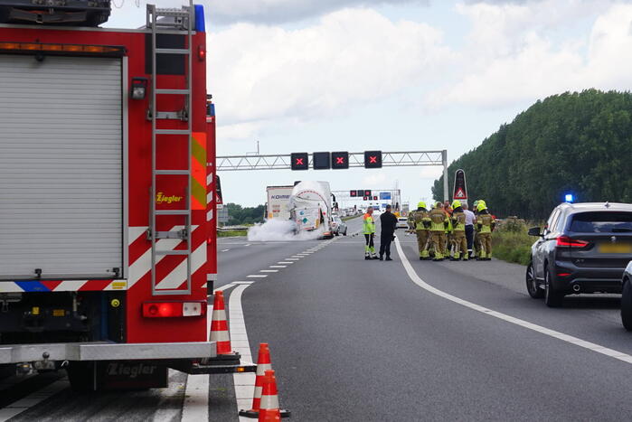 Vrachtwagen botst achterop tankwagen, snelweg volledig afgesloten vanwege lekkage