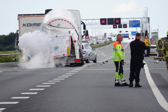 Vrachtwagen botst achterop tankwagen, snelweg volledig afgesloten vanwege lekkage
