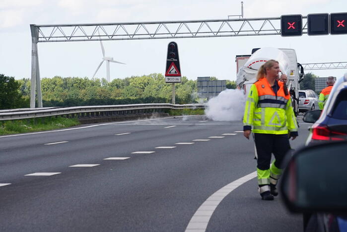Vrachtwagen botst achterop tankwagen, snelweg volledig afgesloten vanwege lekkage