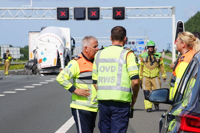 Vrachtwagen botst achterop tankwagen, snelweg volledig afgesloten vanwege lekkage