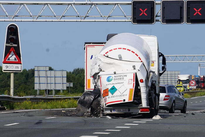 Vrachtwagen botst achterop tankwagen, snelweg volledig afgesloten vanwege lekkage