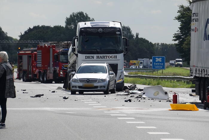 Vrachtwagen botst achterop tankwagen, snelweg volledig afgesloten vanwege lekkage