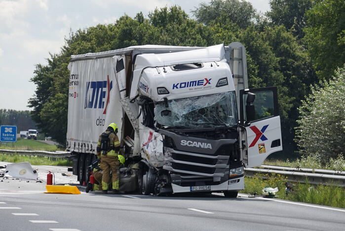 Vrachtwagen botst achterop tankwagen, snelweg volledig afgesloten vanwege lekkage