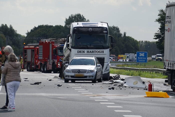 Vrachtwagen botst achterop tankwagen, snelweg volledig afgesloten vanwege lekkage