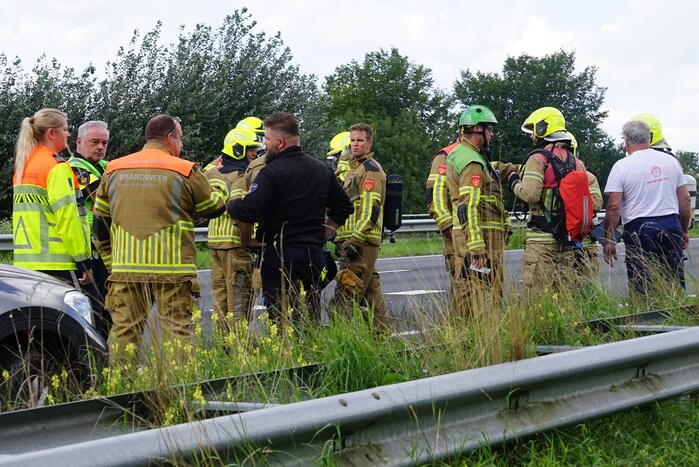 Vrachtwagen botst achterop tankwagen, snelweg volledig afgesloten vanwege lekkage